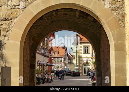 Oberes Tor Blick durch das Obere Tor nach Volkach, Unterfranken, Bayern, Deutschland Vista attraverso la porta della città Oberes Tor porta superiore a Volkach, Lowe Foto Stock