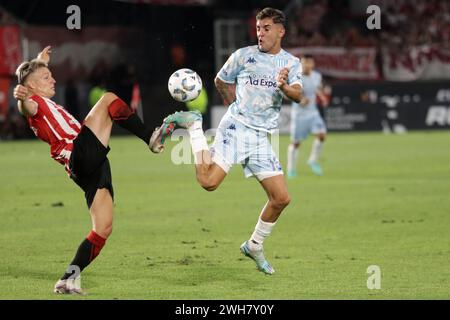 La Plata, Buenos Aires, Argentina. 5 febbraio 2024. Santiago Ascacibar e Gaston Martirena contestano la palla durante la partita tra Estudiantes L.. Foto Stock