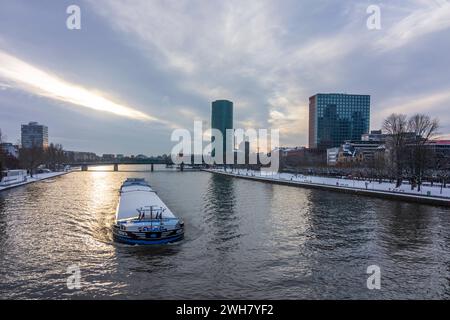 fiume meno, neve, Torre Westhafen, edificio del foro principale, nave cargo Francoforte sul meno Francoforte Rhein-Main Assia, Assia Germania Foto Stock