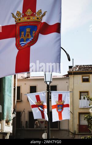 Città di Tudela decorata per le celebrazioni, Spagna, il 27 luglio 2023 Foto Stock