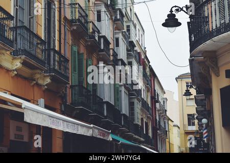 Facciate colorate in una strada nel centro di Malaga in Andalusia, Spagna, il 1° agosto 2017 Foto Stock