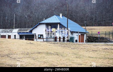 Haut Valromey, Francia. 8 febbraio 2024. © PHOTOPQR/LE PROGRES/Catherine AULAZ - Haut Valromey 08/02/2024 - Avenir de la station des Plans d'Hotons - 8 février 2024 - la station des Plants d'Hotons doit se réinventer pour faire face au manque de neige l'hiver. L'un des atouts de la station, Son stade de biathlon qui fonctionne toute l'année. Haut Valromney, Francia, 8 febbraio 2024 le stazioni sciistiche offrono nuove attività a causa della mancanza di neve. Crediti: MAXPPP/Alamy Live News Foto Stock