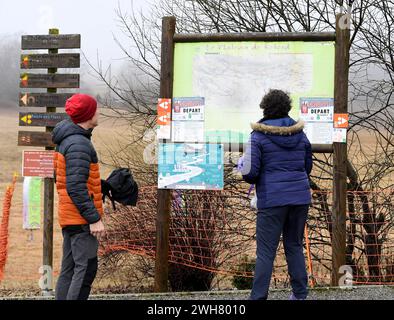 Haut Valromey, Francia. 8 febbraio 2024. © PHOTOPQR/LE PROGRES/Catherine AULAZ - Haut Valromey 08/02/2024 - Avenir de la station des Plans d'Hotons - 8 février 2024 - la station des Plants d'Hotons doit se réinventer pour faire face au manque de neige l'hiver. CE jeudi 8 février, Grégoire et Sophie sont venus passer quelques jours aux plans, leur cadeaux de Noël. Haut Valromney, Francia, 8 febbraio 2024 le stazioni sciistiche offrono nuove attività a causa della mancanza di neve. Crediti: MAXPPP/Alamy Live News Foto Stock