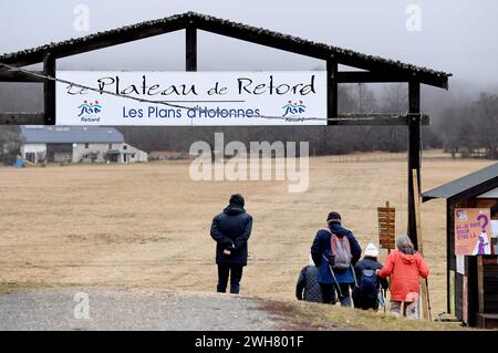 Haut Valromey, Francia. 8 febbraio 2024. © PHOTOPQR/LE PROGRES/Catherine AULAZ - Haut Valromey 08/02/2024 - Avenir de la station des Plans d'Hotons - 8 février 2024 - la station des Plants d'Hotons doit se réinventer pour faire face au manque de neige l'hiver. CE jeudi 8 février, un groupe a Opté pour la marche. Haut Valromney, Francia, 8 febbraio 2024 le stazioni sciistiche offrono nuove attività a causa della mancanza di neve. Crediti: MAXPPP/Alamy Live News Foto Stock