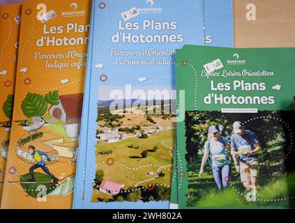 Haut Valromey, Francia. 8 febbraio 2024. © PHOTOPQR/LE PROGRES/Catherine AULAZ - Haut Valromey 08/02/2024 - Avenir de la station des Plans d'Hotons - 8 février 2024 - la station des Plants d'Hotons doit se réinventer pour faire face au manque de neige l'hiver. Les Plans d'Hotons sont appréciés des amateurs de Course d'orientation. Haut Valromney, Francia, 8 febbraio 2024 le stazioni sciistiche offrono nuove attività a causa della mancanza di neve. Crediti: MAXPPP/Alamy Live News Foto Stock