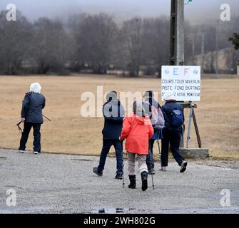 Haut Valromey, Francia. 8 febbraio 2024. © PHOTOPQR/LE PROGRES/Catherine AULAZ - Haut Valromey 08/02/2024 - Avenir de la station des Plans d'Hotons - 8 février 2024 - la station des Plants d'Hotons doit se réinventer pour faire face au manque de neige l'hiver. CE jeudi 8 février, un groupe a Opté pour la marche. Haut Valromney, Francia, 8 febbraio 2024 le stazioni sciistiche offrono nuove attività a causa della mancanza di neve. Crediti: MAXPPP/Alamy Live News Foto Stock