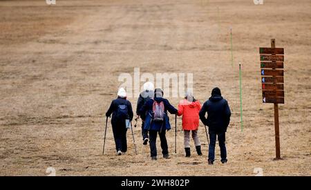 Haut Valromey, Francia. 8 febbraio 2024. © PHOTOPQR/LE PROGRES/Catherine AULAZ - Haut Valromey 08/02/2024 - Avenir de la station des Plans d'Hotons - 8 février 2024 - la station des Plants d'Hotons doit se réinventer pour faire face au manque de neige l'hiver. CE jeudi 8 février, un groupe a Opté pour la marche. Haut Valromney, Francia, 8 febbraio 2024 le stazioni sciistiche offrono nuove attività a causa della mancanza di neve. Crediti: MAXPPP/Alamy Live News Foto Stock