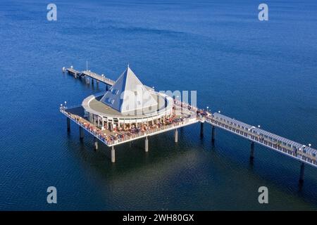 Molo di Heringsdorf / Seebrücke Heringsdorf che si estende nel Mar Baltico sull'isola di Usedom, Meclemburgo-Vorpommern, Germania Foto Stock