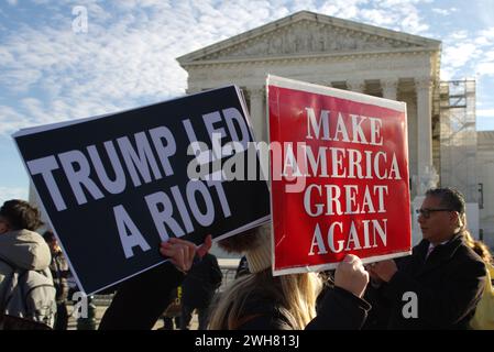 Washington, DC, USA. 8 febbraio 2024. I manifestanti hanno segnali in competizione al di fuori della Corte Suprema, mentre la corte ascolta le argomentazioni sulla decisione del Colorado di rimuovere l'ex presidente Donald Trump dal voto. Crediti: Philip Yabut/Alamy Live News Foto Stock