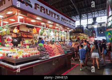 Barcellona, Spagna, Mercat de Sant Josep de la Boqueria, mercato pubblico dei generi alimentari, negozi interni di riferimento con folla in Catalogna. Foto Stock