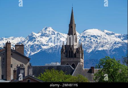 Chiesa parrocchiale, ex chiesa collegiata dedicata a San. Andrew a Grenoble, in Francia, affacciato sulla neve Foto Stock