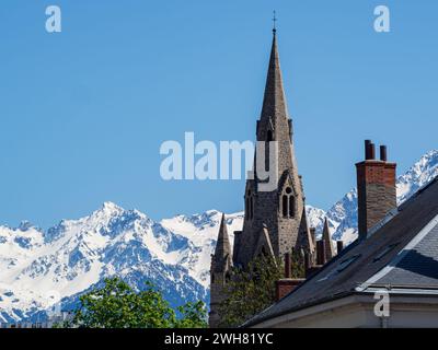 Chiesa parrocchiale, ex chiesa collegiata dedicata a San. Andrew a Grenoble, in Francia, affacciato sulla neve Foto Stock