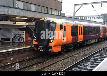 Wolverhampton, Regno Unito, 8 febbraio 2024. La West Midlands Railway ha presentato la sua nuova flotta di treni elettrici Classe 730 questa mattina alla stazione di Wolverhampton, pronta per entrare in servizio la prossima settimana tra Wolverhampton, Birmingham e Walsall. In primavera entreranno in servizio anche sulla Cross City Line tra Lichfield, Birmingham, Redditch e Bromsgrove. Costruito da Alstom a Derby, come parte di un investimento di 700 milioni di sterline in nuove flotte e infrastrutture da parte di WMR. GP Essex/Alamy Live News Foto Stock