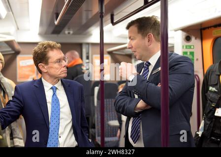 Wolverhampton, Regno Unito, 8 febbraio 2024. La West Midlands Railway ha presentato la sua nuova flotta di treni elettrici Classe 730 questa mattina alla stazione di Wolverhampton, pronta per entrare in servizio la prossima settimana tra Wolverhampton, Birmingham e Walsall. In primavera entreranno in servizio anche sulla Cross City Line tra Lichfield, Birmingham, Redditch e Bromsgrove. Costruito da Alstom a Derby, come parte di un investimento di 700 milioni di sterline in nuove flotte e infrastrutture da parte di WMR. Il sindaco delle West Midlands Andy Street (L) e l'amministratore delegato della West Midlands Railway Ian McConnell (R) durante il viaggio dimostrativo. GP Essex/Alamy Live News Foto Stock