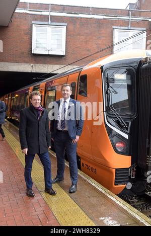 Wolverhampton, Regno Unito, 8 febbraio 2024. La West Midlands Railway ha presentato la sua nuova flotta di treni elettrici Classe 730 questa mattina alla stazione di Wolverhampton, pronta per entrare in servizio la prossima settimana tra Wolverhampton, Birmingham e Walsall. In primavera entreranno in servizio anche sulla Cross City Line tra Lichfield, Birmingham, Redditch e Bromsgrove. Costruito da Alstom a Derby, come parte di un investimento di 700 milioni di sterline in nuove flotte e infrastrutture da parte di WMR. Il sindaco delle West Midlands Andy Street (L) e l'amministratore delegato della West Midlands Railway Ian McConnell (R) durante il viaggio dimostrativo. GP Essex/Alamy Live News Foto Stock