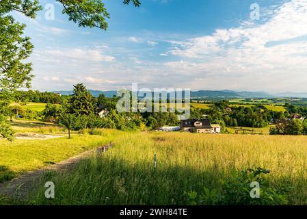 Le montagne Moravskoslezske Beskydy dal punto panoramico sopra la collina Babi Hora nella repubblica Ceca durante la splendida giornata in tarda primavera Foto Stock