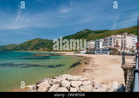 Leerer Strand von Acciaroli auf dem Cilento in der Mittagshitze Foto Stock