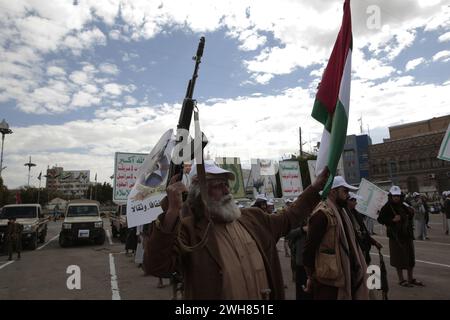 I sostenitori armati dei seguaci Houthi dello Yemen prendono parte a una protesta filo-palestinese nel mezzo della battaglia in corso in Palestina. Foto Stock