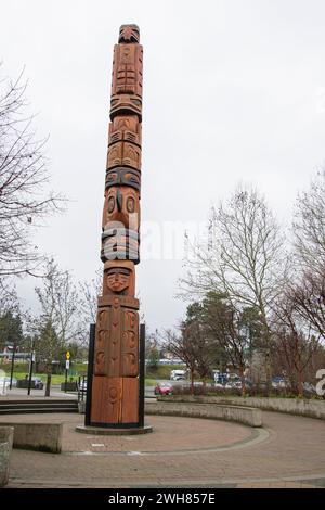 Palo totem Salish al Maffeo Sutton Park di Nanaimo, British Columbia, Canada Foto Stock