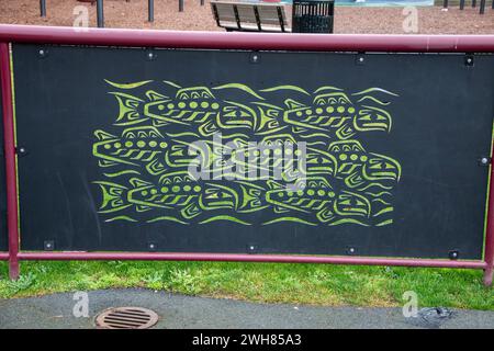 Murales di Salish sulla recinzione del parco giochi Maffeo Sutton Park a Nanaimo, British Columbia, Canada Foto Stock