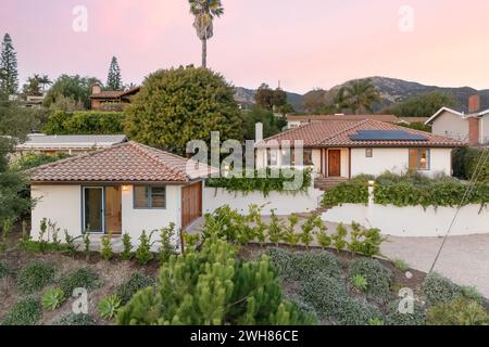 Lussuosa villa con una rinfrescante piscina circondata da lussureggiante vegetazione Foto Stock