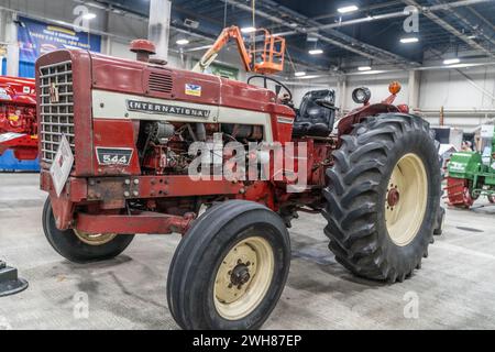 Harrisburg Pennsylvania - 13 gennaio 2024: Trattore per mietitura Red International a Pa. Fiera agricola di Harrisburg, Pennsylvania Foto Stock