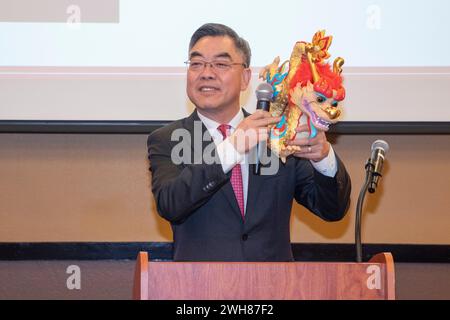 New York, Stato della Pennsylvania. 6 febbraio 2024. Huang Ping, console generale cinese a New York, partecipa alla celebrazione del nuovo anno lunare al Camelback Resort di Tannersville, lo stato americano della Pennsylvania, il 6 febbraio 2024. Un'affascinante parata di fiaccolate che assomiglia a un "drago serpente" ha illuminato le piste del Camelback Mountain a Tannersville, Pennsylvania (PA) martedì, inaugurando la celebrazione inaugurale del nuovo anno lunare nella principale destinazione sciistica degli Stati Uniti. Crediti: Ding Ye/Xinhua/Alamy Live News Foto Stock