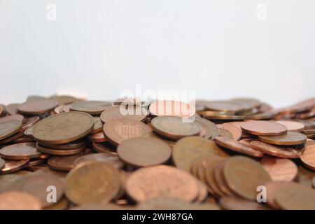 Le monete da uno e due pence britanniche si diffondono contro un fondo bianco Foto Stock