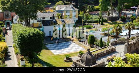 Portmeirion, Minffordd, Gwynedd, Galles, 13, 2023 giugno, Portmeirion Village Town Square e scacchiera, Galles del Nord Foto Stock