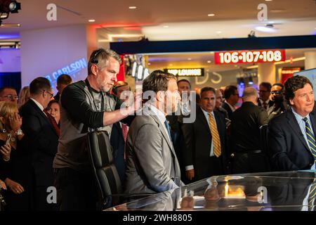 Miami, Florida: Fox Nation Patriot Awards nell'Hard Rock Casino; Tucker Carlson con l'ospite Dave Portnoy di Barstool sul set dello spettacolo Foto Stock