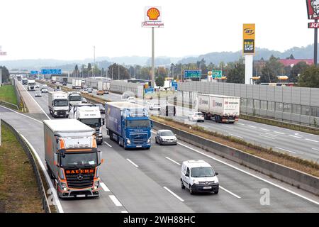 Traffico sulla A1 dell'autostrada occidentale OÖ vicino ad Ansfelden, Austria Foto Stock