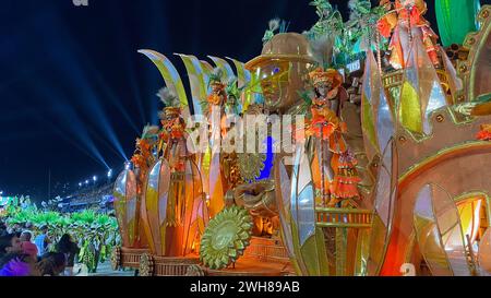 Vivi il vibrante spettacolo della Samba Schools Parade di Rio de Janeiro presso l'iconico Sambadrome. Una celebrazione della cultura brasiliana. Foto Stock