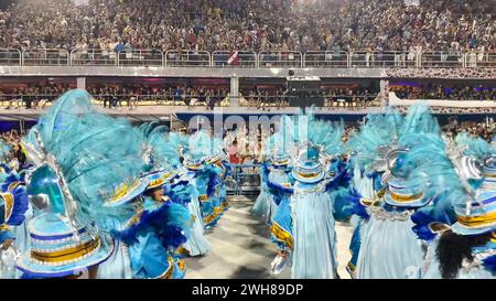 Vivi il vibrante spettacolo della Samba Schools Parade di Rio de Janeiro presso l'iconico Sambadrome. Una celebrazione della cultura brasiliana. Foto Stock