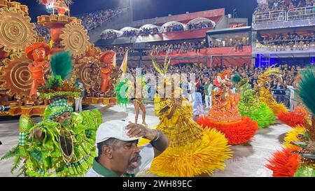 Vivi il vibrante spettacolo della Samba Schools Parade di Rio de Janeiro presso l'iconico Sambadrome. Una celebrazione della cultura brasiliana. Foto Stock