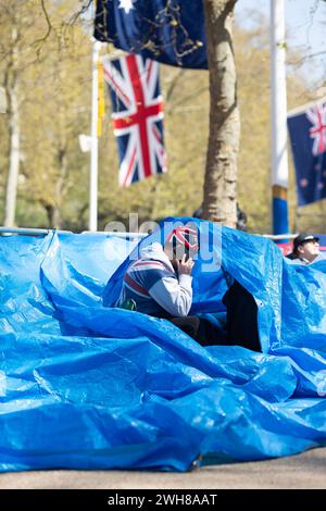 I fan reali attendono lungo il Mall mentre Londra si prepara all'incoronazione di re Carlo III Foto Stock