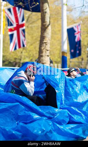 I fan reali attendono lungo il Mall mentre Londra si prepara all'incoronazione di re Carlo III Foto Stock