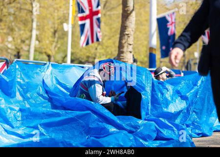 I fan reali attendono lungo il Mall mentre Londra si prepara all'incoronazione di re Carlo III Foto Stock