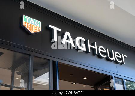 Primo piano del cartello con il logo TAG Heuer presso il loro negozio in un centro commerciale a Waikiki, Hawaii. Foto Stock