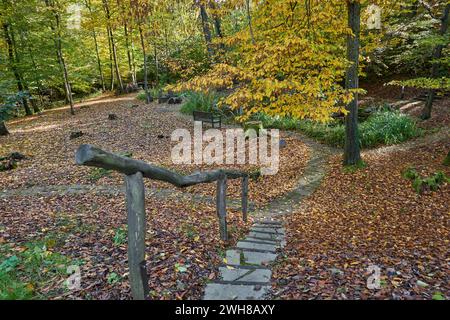 Luhacovice, Repubblica Ceca - 28 ottobre 2023 - il giardino della casa agostiniana in un soleggiato pomeriggio d'autunno Foto Stock