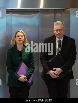 Edimburgo, Scozia, Regno Unito. 8 febbraio 2024. NELLA FOTO: (L) Jenny Gilruth MSP, Segretario scozzese del Gabinetto per l'istruzione e le competenze, (R) George Adam MSP, Ministro scozzese per le attività parlamentari. Scene all'interno di Holyrood la mattina in cui Michael Matheson MSP, l'ormai ex Ministro della Sanità, si è dimesso dal governo scozzese questa mattina. Crediti: Colin D Fisher crediti: Colin Fisher/Alamy Live News Foto Stock