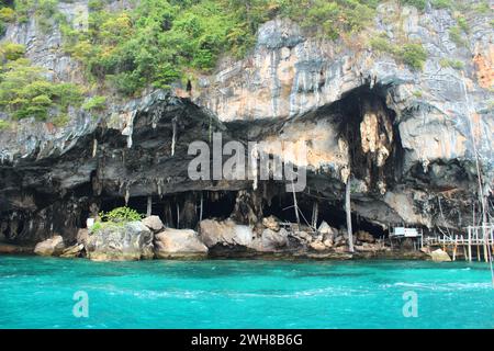 Grotta vichinga vicino all'isola di Phi Phi Foto Stock