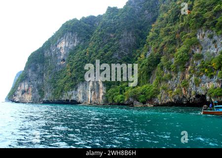 Grotta vichinga vicino all'isola di Phi Phi Foto Stock