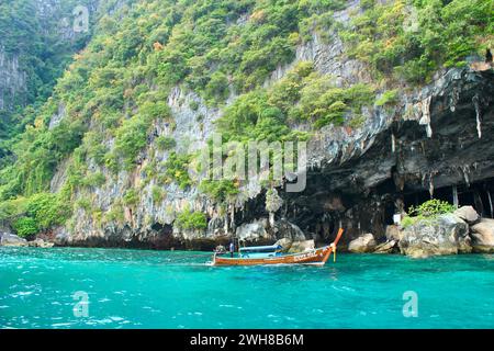 Grotta vichinga vicino all'isola di Phi Phi Foto Stock