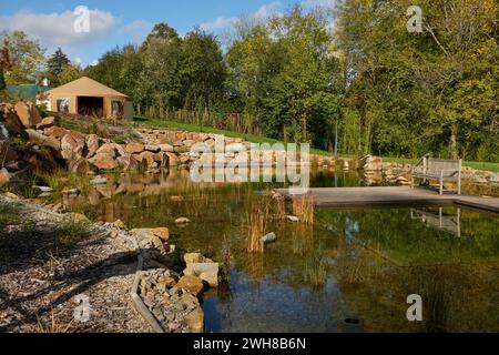 Luhacovice, Repubblica Ceca - 28 ottobre 2023 - il giardino della casa agostiniana in un soleggiato pomeriggio d'autunno Foto Stock