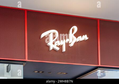 Primo piano del cartello con il logo Ray-Ban presso il loro negozio in un centro commerciale a Waikiki, Hawaii. Foto Stock
