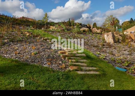 Luhacovice, Repubblica Ceca - 28 ottobre 2023 - il giardino della casa agostiniana in un soleggiato pomeriggio d'autunno Foto Stock