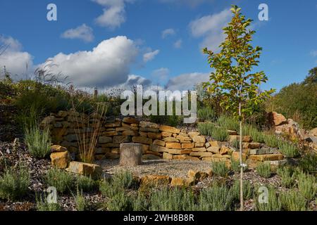 Luhacovice, Repubblica Ceca - 28 ottobre 2023 - il giardino della casa agostiniana in un soleggiato pomeriggio d'autunno Foto Stock