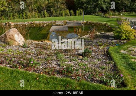 Luhacovice, Repubblica Ceca - 28 ottobre 2023 - il giardino della casa agostiniana in un soleggiato pomeriggio d'autunno Foto Stock