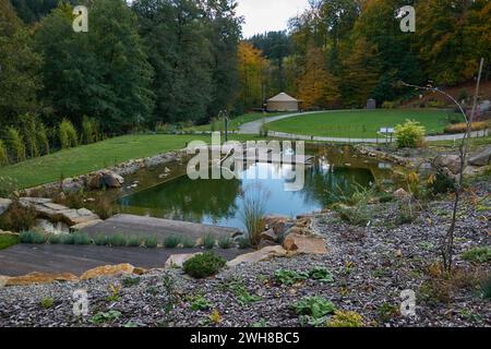 Luhacovice, Repubblica Ceca - 28 ottobre 2023 - il giardino della casa agostiniana in un soleggiato pomeriggio d'autunno Foto Stock