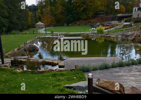 Luhacovice, Repubblica Ceca - 28 ottobre 2023 - il giardino della casa agostiniana in un soleggiato pomeriggio d'autunno Foto Stock